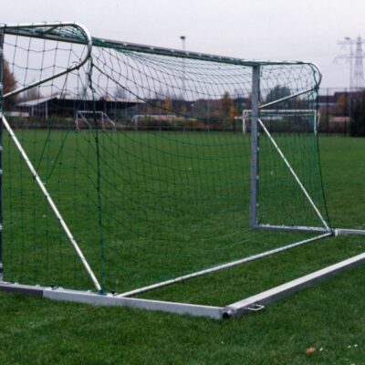 Voor vrijstaand voetbaldoelen met een profiel van 80x80mm.  op verharde of kunststof vloeren. Ideaal voor het gebruik op kunstgras.
