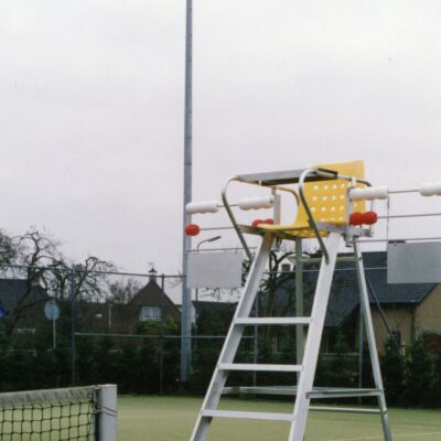 Dit duidelijk afleesbaar "schuifkogel" scorebord kan aan iedere scheidsrechterstoel bevestigd worden.