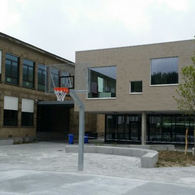 De duurzame basketbalpaal met antivandaal wedstrijdformaat basketbalbord.