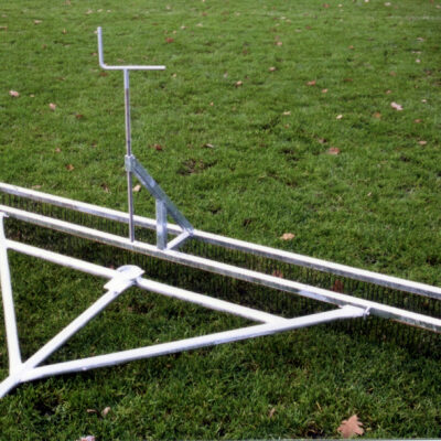 Gravel sleepbezem met staaldraadvulling.