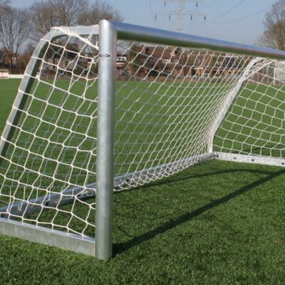 Voetbaldoelen die door en door gelast zijn. Door de slimme nethaak-positie goed stapelbaar.