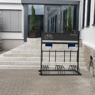 Nieuw in het assortiment. Fietsenrek met E-laders en mogelijkheid voor reclame-uitingen.