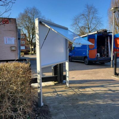 Buiten informatiebord Superior. Leverbaar met gehard veiligheidsglas of met polycarbonaat. Diverse afmetingen leverbaar.