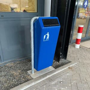 Buiten afvalbak Bima L. De ultieme duurzaamheid en een riante inhoud van 70Liter. Hier gepoedercoat in een frisse blauwe ral kleur.