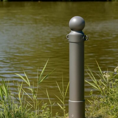 Afzetpaal langs de waterkant, voorzien van een aansluiting voor een ketting.