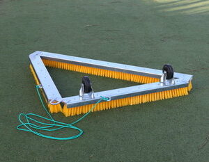 Baanbezem kunstgras en gravel. Iets minder hard dan de groen bezem. Ook zeer geschikt voor Smashcourts en zandgevulde kunstgras tennisbanen. En natuurlijk rubber voetbalvelden.