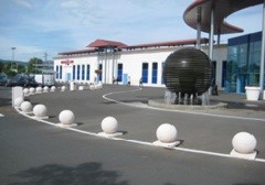 De Sferische betonnen bollard biedt duurzame bescherming en esthetiek. Bestand tegen weersinvloeden en vandalisme, ideaal voor terreinbeveiliging, straatmeubilair en verkeersgeleiding.