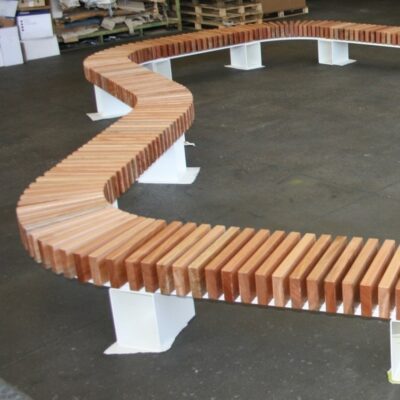 Door de verticale latten, diverse speciale uitvoeringen mogelijk. Afgebeeld met hardhout > onbehandeld Iroko