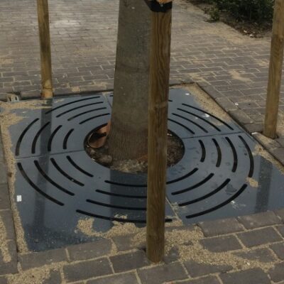 Boomrooster Quadrat. De constructie is gemaakt van verzinkt staal en afgewerkt met een fraaie poedercoating. Een ideale bombeschermer en fraai om te zien.