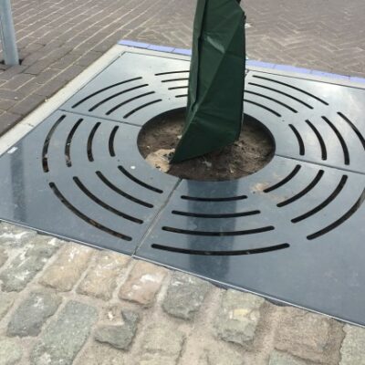 Geef uw buitenruimte een strakke en moderne uitstraling met de Boomrooster Quadra BQ. Diverse afmetingen leverbaar.