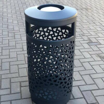 De geperforeerde uitvoering van deze bijzonder fraaie buitenafvalbak. In diverse ral kleuren leverbaar. Deze is uitgevoerd incl. de asbak.