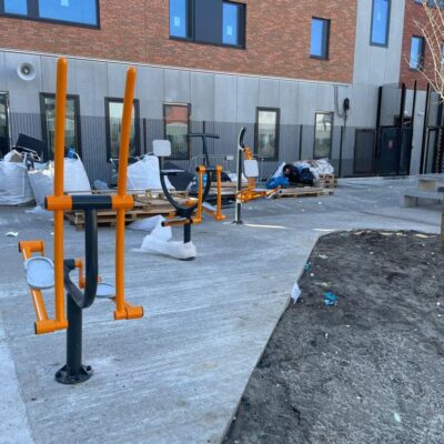 Fitness toestellen voor buiten uit de OFM-lijn Montagefoto nieuwe Penitentiaire inrichting in Brussel.