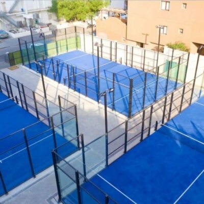 Padelbaan van topkwaliteit. Constructie verzinkt en gecoat. Glasdikte 15mm. En voorzien van 8 LEDS 2000W. Padelcourts voor zeer scherpe prijzen. We infomeren u graag