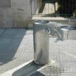 Een mooie blikvanger voor de openbare en semi-openbare ruimte. Dubbele drinkfontein van rvs / inox