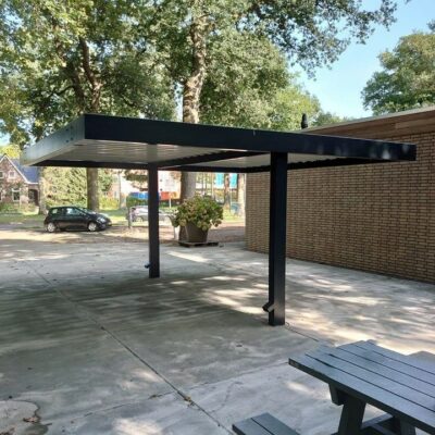 Onze fietsoverkapping Dublin in Heerenveen. Gecoat in ral 7021.