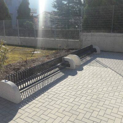 Twee van deze fraai vormgegeven fietsenrekken naast elkaar. Beide geschikt voor 7 fietsen en ook hier is gekozen voor halfronde betonsteunen.