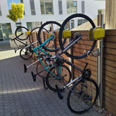 Bespaar tot 40% ruimte met dit fraaie verticale fietsenrek.. Lift vanzelf, geen stroomaansluiting nodig. Geen onderhoud.