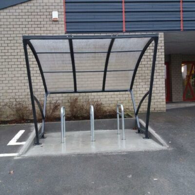 Onze kleine fietsoverkapping Velo, hier de uitvoering van 2,5 meter in een mooi zwarte RAL- kleur.