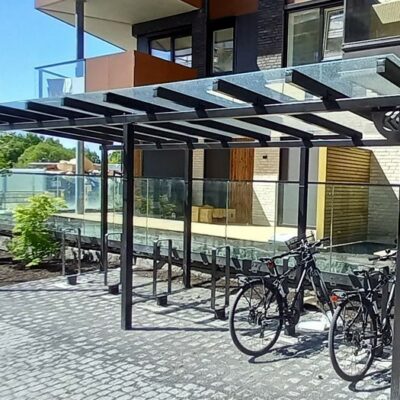 Met een strak en eigentijds design past de City fietsoverkapping perfect in zowel openbare als semi-openbare ruimtes en op bedrijfsterreinen.