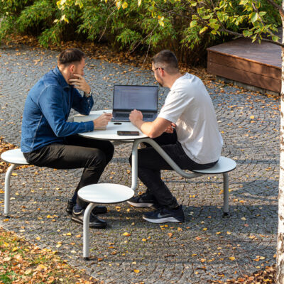 Dankzij de inklapbare constructie kan de Gauss picknicktafel eenvoudig worden getransporteerd en opgeborgen, wat hem extra praktisch maakt.