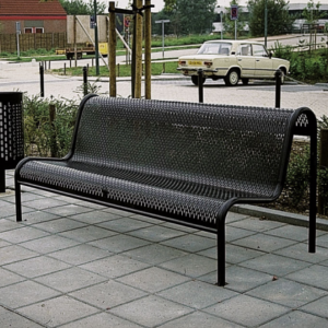 Parkbank Station. Afgebeeld in een diep-zwarte coating. Duurzaam straatmeubilair op zijn mooist.