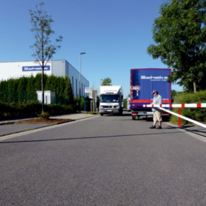 Draaibomen, een zeer nette en duurzame beveiliging van uw terrein. Afgebeeld de 6 meter uitvoering van deze handbediende draaiboom