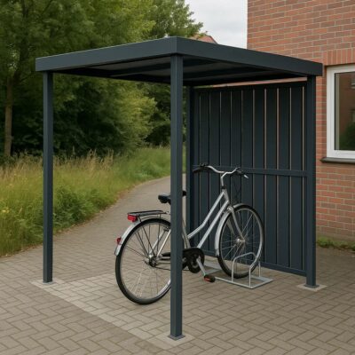 Lammellen.De Velorama is een luxe, compacte fietsoverkapping van slechts 180 cm hoog en 2 meter lang, perfect ontworpen voor gebruik in particuliere tuinen zonder het zicht over de schutting te belemmeren.