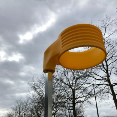 Korfbalpaal model Hobby, een aanwinst voor de sportieve jeugd. Compleet met voetplaat en korfbalkorf.