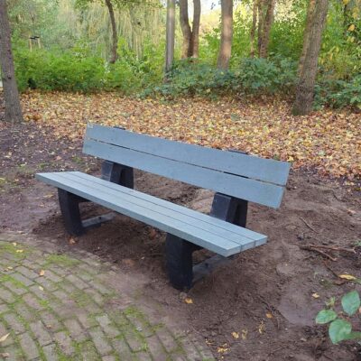 Parkbank Bonn met rugleuning, kleur grijs. Deze massief kunststof parkbank is in diverse kleuren leverbaar en ook als parkbank zonder rugleuning. Parkbank model Bonn, een uitstekende keuze!