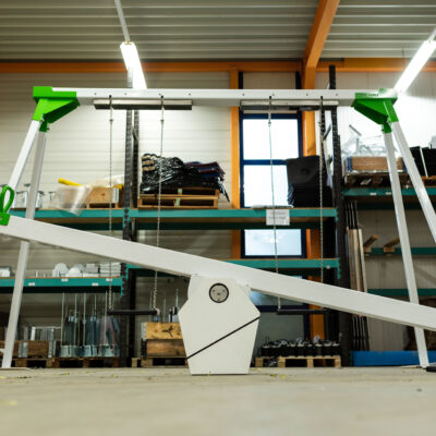 LED Schommel die zelf energie opwekt door beweging en hierdoor licht geeft. Ook in deze serie is de Lichtwip.