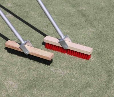 Lijnenveger met aluminium steel en rode bezem Voordelig en duurzaam. Voorzien van zachte rode bezem.