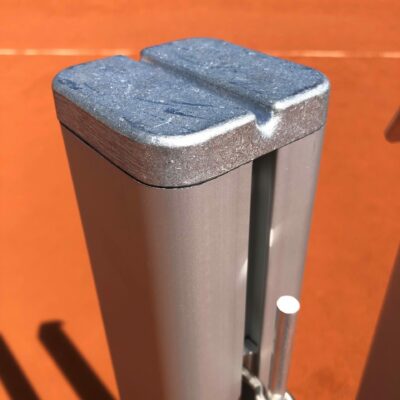 De nette kap aan de bovenzijde van deze duurzame en voordelige tennisnetpalen 80x80mm