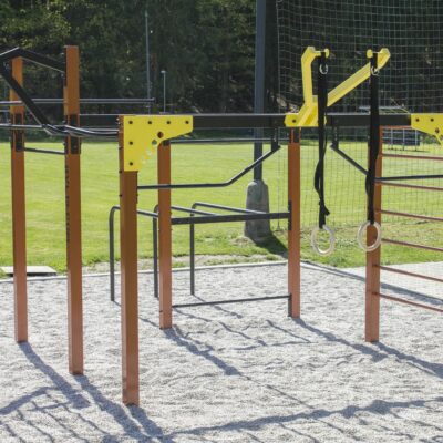 Nippur-serie: De ideale oplossing voor buitenfitness met 16 stations voor intensieve trainingen in openbare ruimtes.