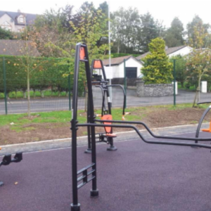 Ons outdoor fitness apparaat Parallel Bars mag eigenlijk niet ontbreken in uw outdoor fitnesspark.