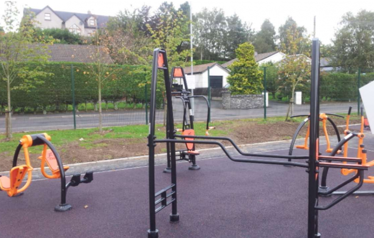 Ons outdoor fitness apparaat Parallel Bars mag eigenlijk niet ontbreken in uw outdoor fitnesspark.