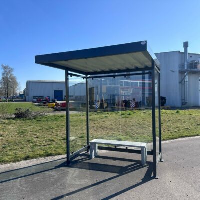 Rookoverkapping Palermo P2. Ideaal als rookabri en automaten overkapping. Afgebeeld de 2 meter uitvoering met zitbankje.