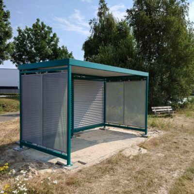 Ideale hangplek voor uw jeugd, overkapping JOP Manheim. Zijwandsen van ge[peroreerde staalplaat en de achterwand van deze jongeren overkapping van golfplaat in aluminium kleur.