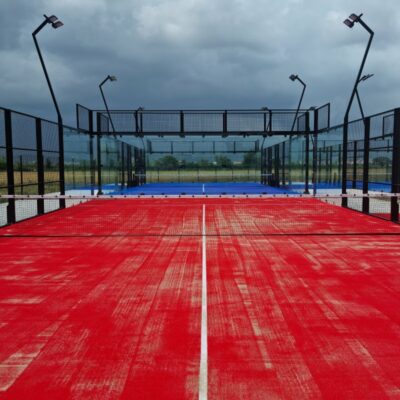 Padelbaan Panorama, met aan de korte zijde glas, zonder staanders voor een ultiem uitzicht tijdens het spel.