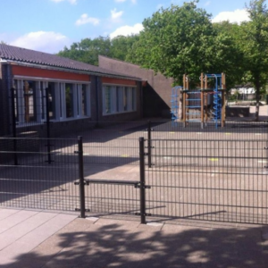 Pannaveld PS50, zonder leunprofielen. Zwart gecoat en signaal rode doeltjes. Ideaal voor bijvoorbeeld basis-scholen