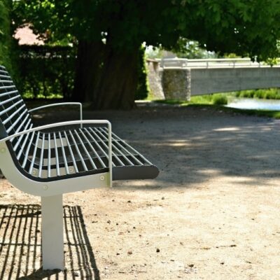 Parkbank Babia, met e bankvoeten en de zijsteunen. Uitgevoerd in 2 ral kleuren.