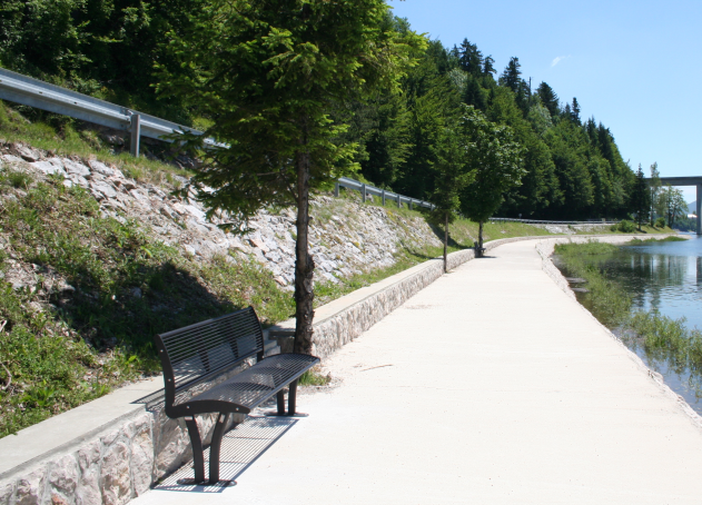 Parkbank Tauri Color met rugleuning in ral 9005. Een zeer degelijke prijspakker als het om duurzaam srtaatmeubilair gaat.