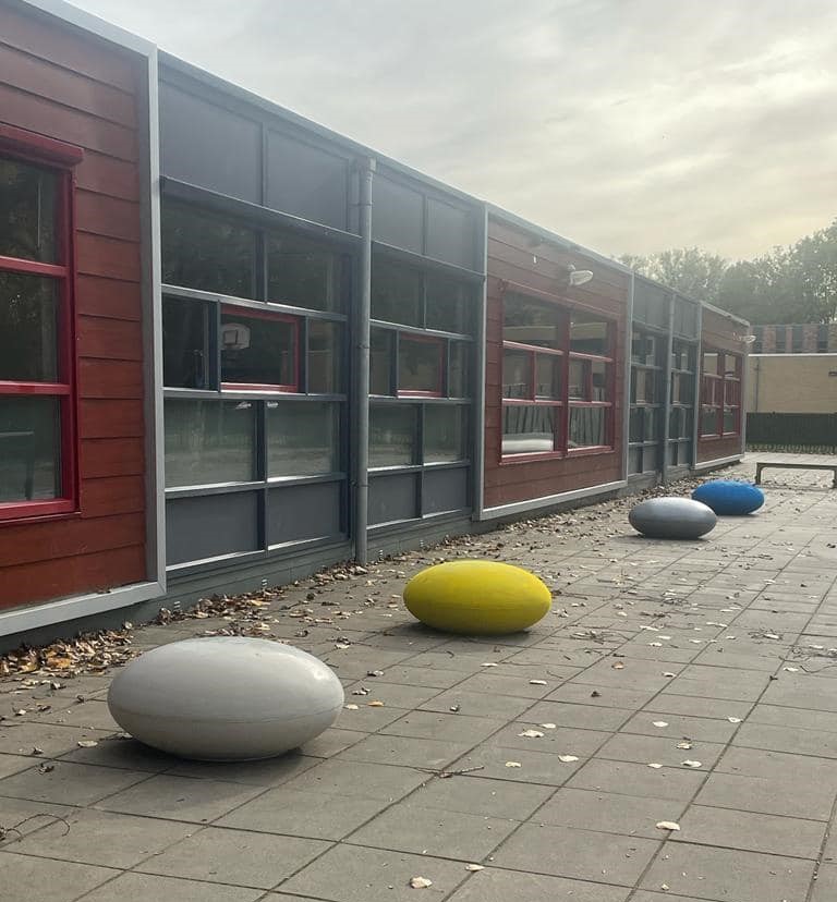 Een aanwinst voor de buitenruimte. Smarties, in diverse kleuren leverbaar. Vrolijk, degelijk en duurzaam