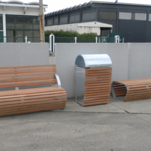 Van links naar rechts. Parkbank Contour met rugleuning, de bijpassende afvalbak en deze fraaie parkbank zonder rugleuning.