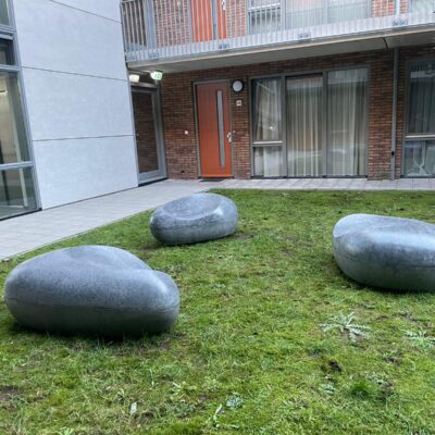 Een fantastisch leuk alternatief voor parkbanken, onze grote betonnen Love-stones.