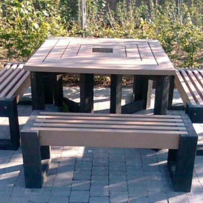 Zeer fraai vormgegeven picknickset met 4 banken en een rafel 120 x 120 cm. Diverse kleuren leverbaar en geen onderhoud.
