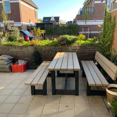 Afgebeeld parkbank Londen met rugleuning, zonder rugleuning en onze picknicktafel. Bi-color zwartgrijs