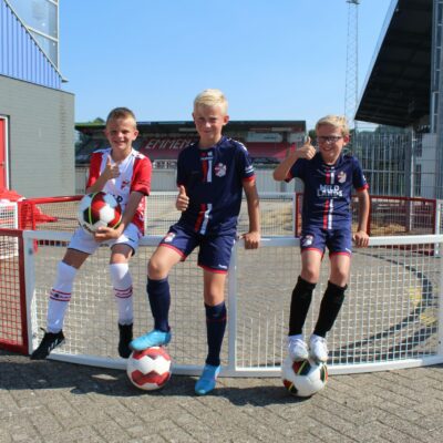 Onze Pannakooi Match uitgevoerd in de clubkleuren van FC Emmen, in bijna iedere ral kleur leverbaar en een aanwinst voor iedere sportaccommodatie, speel- en schoolplein. Geschikt voor permanente plaatsing en als mobiele pannakooi voor evenementen e.d.