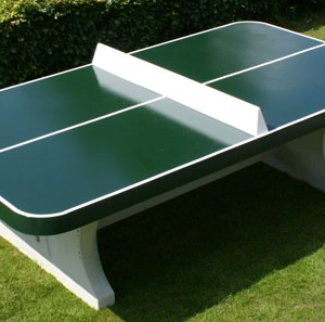 Tafeltennistafel model Game, uitgevoerd met een groen blad.