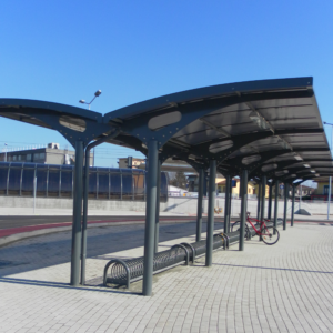 Fietsoverkapping Laura. Ipv de dubbele uitvoering is hier gekozen om 2 enkelzijdige tegen elkaar te plaatsen om een overspanning van 5 meter te verkrijgen.