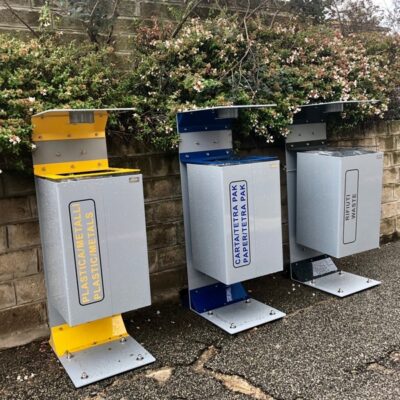 Onze afvalscheidingsbak Oasi in diverse uitvoeringen leverbaar. Ideaal voor openbare en semi-openbare ruimtes.